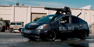 Alguien ha decidido convertir a este Prius en todo un carro de combate