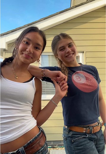 Best Friends Dance Together: A Trending TikTok Moment