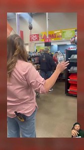 168K views · 10K reactions | H-E-B in Burleson, Texas, announced that it would give free groceries to all customers in line after a computer crash. This act exemplified the spirit of giving during the holiday season amidst rising prices and stress. (Source: Shelley Browder) | Smash Da Topic | Facebook