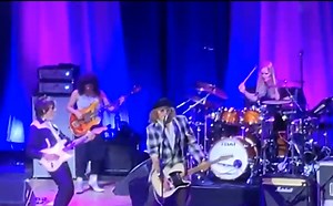 Tocando la guitarra: Johnny Depp reaparece en concierto a días del término del juicio