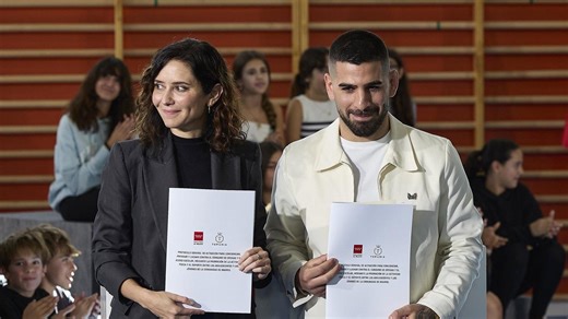 Ayuso firma con Ilia Topuria un protocolo para luchar contra las drogas y el acoso escolar