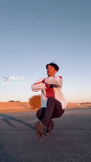 魅力的なコサックダンスのパフォーマンス