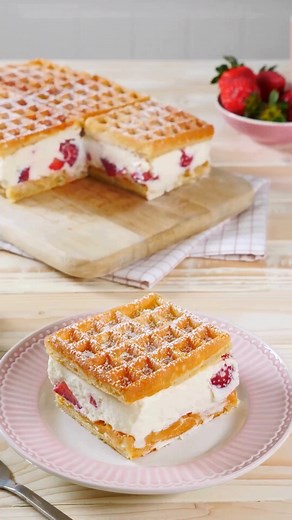 Schneller Waffelkuchen mit Erdbeeren 🍓 Wäre dieser Kuchen auch etwas für dich? 🫶🏻 #waffeln #waffelkuchen #schnellundeinfach #erdbeeren #erdbeerkuchen Zutaten: Für den Backrahmen: Backpapier Für den Waffelkuchen: 250 g fertige Waffel (etwa 12 rechteckige Waffeln, 8 x 7 cm) Quark-Sahne-Creme: 200 g Erdbeeren 300 g kalte Schlagsahne 250 g Speisequark (Magerstufe) 50 g Puderzucker 2 TL Dr. Oetker Flüssiger Bourbon-Vanille-Extrakt 1 EL Zitronensaft 2 Btl. Dr. Oetker Gelatine fix Zum Bestreuen: etw