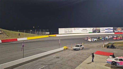 Underway! Ben Ebeling to the early lead from the outside, but Chrissy Wallace challenges to the inside. She takes the lead the next time by. | Super Cup Stock Car Series
