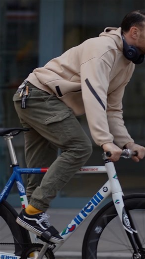 Gliding through the city on the Velocidad SL Pro Carbon Wheelset 🌆🚲💨 #fixedgear #fixie #cycling