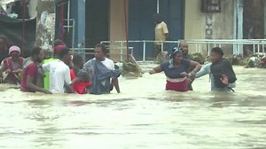 Bus passengers use rope to pull themselves to safety as floods hit Kenya's Mombasa