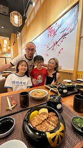 槟城想到Omakase,多数人都会想到Kazumasa Japanese Restaurant 《一将》！许多美食爱好者都将其誉为槟城日本料理Fine Dining的代表，《一将》位于Tanjung Tokong备受瞩目，是一家备受推崇的著名日本料理店。这里以提供优质的日本美食而著称，坚持选用最新鲜的食材。 最近我发现，除了Omakase，他们还提供单点菜单。今天我要向大家介绍他们最新的菜单，Dryaged Unagi。他们使用新鲜的活鳗鱼，而非冷冻鳗鱼进行烹饪。鳗鱼存放在乾式Dryaged陈年箱中，以保持肉质的新鲜度并去除不必要的气味，这在马来西亚可谓首创。起初我对价格感到惊讶，但看到份量后，我绝对觉得物有所值。每份鳗鱼的量大约是我在其他餐馆吃到的普通鳗鱼饭的2到3倍。每一勺饭都让我感受到与每一口鳗鱼肉搭配的美好。与其在其他餐馆省吃白饭配点少许鳗鱼肉，不如来这里尽情品味。 新鲜进口的乾式陈年处理鳗鱼是这里的特色之一。这个陈年处理过程增强了风味、咬感和鲜嫩度，为顾客提供了与普通鳗鱼完全不同的用餐体验。菜单包括白烧鳗鱼【UNAGI SHIRAYAKI】、蒲烧鳗鱼【UNAGI KABAYA