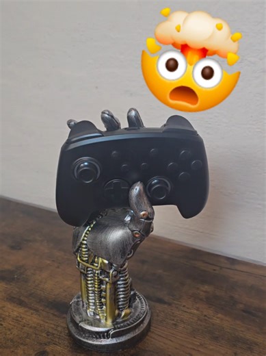 🔥 Must-Have für Gamer! 🔥 Diese 3D-gedruckte Controller-Hand im fetten Cyberpunk-Look ist nicht nur ein Hingucker, sondern auch mega praktisch. Einfach deinen PlayStation-, Xbox- oder Switch-Controller drauflegen – fertig. Stylisch, clean und absolut next level fürs Gaming-Setup. 👉 Sieht brutal gut aus & braucht jeder Gamer! 🎮⚡ #valentinstagsdeals #loveisintheair #GamingSetup #gadget #playstation