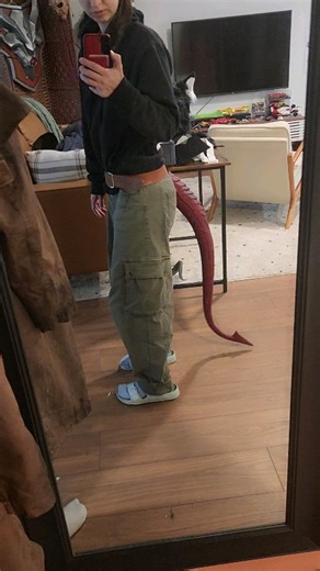 Finished the tiefling tail! I ended up patching the first attempt i made bcs the second try was a fail 😔 made with creature cast rubber in a 3dprinted mold and foam inside, then airbrushed and bit of shading with a regular brush #cosplay | Willow Creative