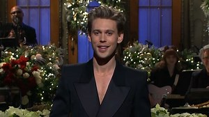 ‘SNL’: Austin Butler Addresses “Elvis-y” Voice & Chokes Up Dedicating Hosting Gig To Late Mother