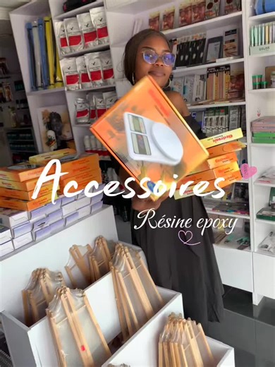 Voici quelques accessoires indispensables pour travailler la résine époxy et faire la différence dans vos créations : – Balance de précision – Chauffeuse électrique – Perceuse spéciale résine – Pigments et poudres scintillantes – Feuilles d’or – Sable coloré et sable décoratif – Accessoires porte-clés – Et bien d’autres articles disponibles Tous ces produits sont disponibles dans nos boutiques de Yaoundé et Douala. Passez en magasin ou contactez-nous pour vous équiper comme un vrai professionnel