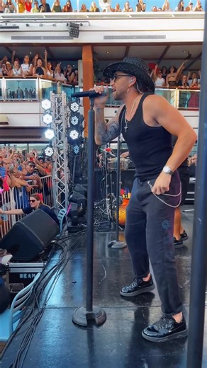 La K'onga on Instagram: "👱🏻🪭 Sunset ☀️🛳️ #elcrucerodelakonga"