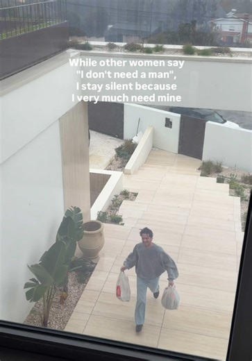 I know that we women don’t need men, but we do appreciate a good one in our lives, right? 💁‍♀️ Taking out the trash when it’s raining outside, carrying the groceries from the car, assembling furniture without complaining, making dinner when we get home tired, looking after the kids so we can have 10 minutes of peace… Happy wife, happy life 😝🤍