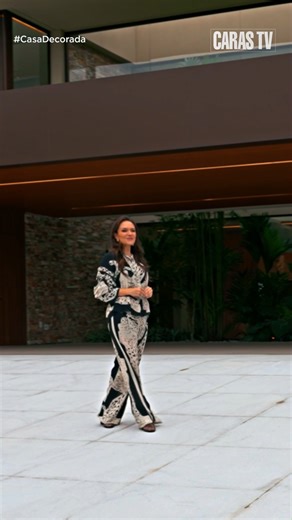 CARAS on Instagram: "CASA DECORADA | Neste episódio, Natalia Hamada apresenta o projeto de Patricia Penna: uma casa de praia com mais de 2.000 m². O espaço conta com sala com lareira, spa com hidromassagem e uma piscina interna integrada ao gourmet. Cada ambiente foi pensado nos mínimos detalhes para receber bem e com muito conforto um grande número de convidados. Assista a CARAS TV pelo site, na Samsung TV Plus (canal 2130), na LG Channels (canal 198) ou no canal da CARAS Brasil no YouTube! #ca