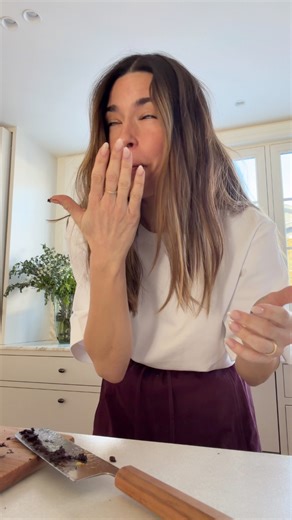 Nouvelle recette de pain aux bananes végane au café & chocolat noir que j’ai fait dans un seul bol 🤍 Recette dans les commentaires. | Trois fois par jour