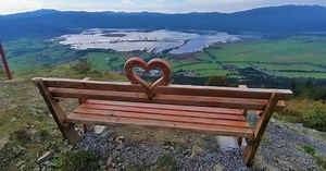 Klopce ljubezni po Sloveniji: ste jih že odkrili? Dodajamo zemljevid in nekaj najbolj priljubljenih!  #klopcaljubezni  #benchoflove