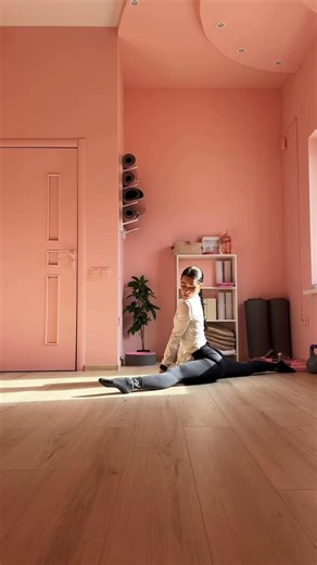 Viktoria on Instagram: "вайб суботніх тренувань 💕 @elastica_studio_ ✨"