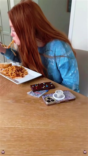 Prank: Essen vor dem Handy beschützen #fyp #coupleprank #prank #reaction