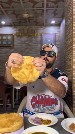 ‎علیشان کھوکھر 🍉‎ on Instagram: "Chand Shahab Halwa Puri (Heera Mandi Lahore) #streetfood #halwapuri #desinashta #foodvlogger #instagood"