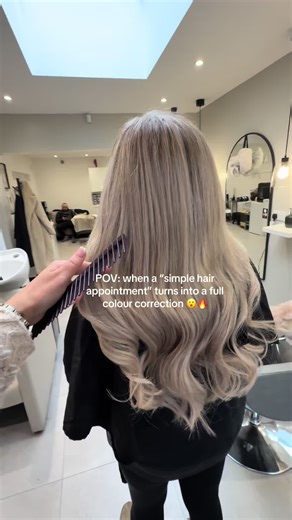 Had a new client in today… Breaking through years of dark root dye ✔️ Lifting safely without compromising the hair ✔️ Blending seamlessly like it was never there ✔️ And the final touch… Vanilla extensions 🤍 Using my absolute favourites — ✨ Vanilla Mocha Blonde ✨ Vanilla Whipped Smudge (20”)160g Because the right colour match doesn’t just add length… it transforms everything. From heavy regrowth to soft, dimensional blonde in one sitting 🤌🏼 This is why consultation correct placement matters. #