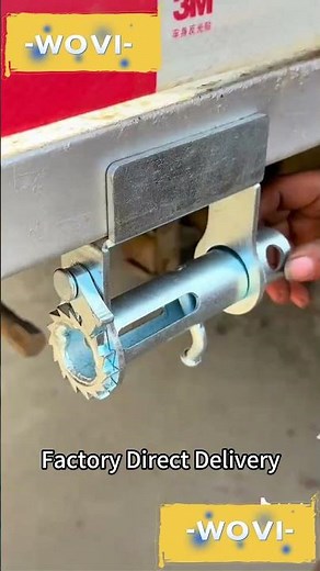 Cargo securing straps are essential equipment for trucks.#truck #cargo #binding device #hand