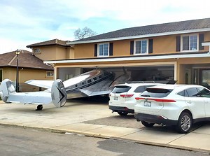 California Hangar Homes and Fly-In Airparks: Airports, Airparks, and Aviation Communities You Can Call Home - Valerie Smith - Flight Instructor & Writer