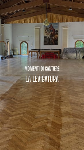✨ Dal cantiere, la magia prende forma. La levigatura è quel momento in cui il parquet si lascia curare: la polvere si solleva, le venature riaffiorano, la superficie torna a respirare. Non è solo un lavoro tecnico: è un gesto di rispetto verso il legno e verso chi lo abita. Un rito silenzioso che riporta luce e armonia, restituendo bellezza senza bisogno di ricominciare da zero. Ogni volta che il parquet rinasce, lo fa insieme alla casa. 🌿 📍 Scopri i nostri interventi di rigenerazione nello sh