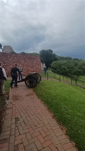 𝗘𝗿𝗳𝗲𝗻𝗶𝘀 𝗶𝗻 𝗔𝗸𝘀𝗶𝗲: 𝗗𝗶𝗲 𝗥𝗲𝗽𝗹𝗶𝗸𝗮 𝘃𝗮𝗻 𝗚𝗿𝗶𝗲𝘁𝗷𝗶𝗲 Vanaand, onder die skadu van die Voortrekkermonument, word die nuwe replika van kanon Grietjie afgevuur – ’n reusesimbool van ’n volk se geloof en erfenis. Die oorspronklike Grietjie, skaars ’n halwe meter lank, het saam met die Voortrekkers deur die binneland getrek. Sy het Sarel Cilliers se gewig gedra toe hy saam met die ander Voortrekkermanskappe die Gelofte op 9 Desember 1838 afgelê het én sy het teen die Zoeloe-o