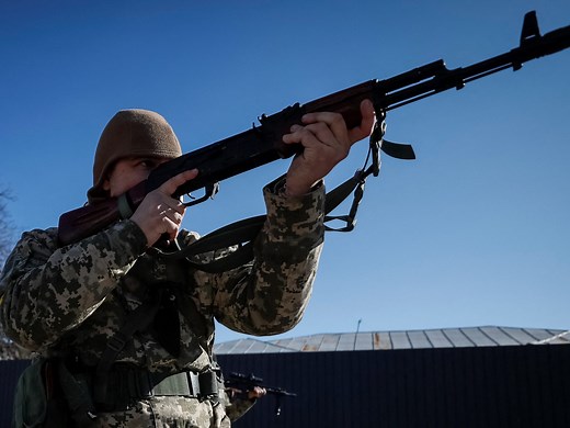 Which countries are sending military aid to Ukraine?