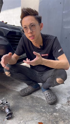 12K views · 319 reactions | Kalau Kereta Kamu Dah Jumpa Warna Teh Ini Bermakna Cooling System Dah Karat ⚠️ “Sila Pakai Coolant Yang Sesuai Untuk Elakkan Belanjar Repair Cost Tinggi ” #ipohtoyotaspecialist #ipohhondaspecialist #hupsengcarrepairandservice #coolant #radiatorbocor #hondahrv #alsonchai #honda #tangkikarat #Sunocomalaysia #motuloil #rzoilgermany #brisksparkplug #kmplusipohauthorizedealer | Hup Seng Car Repair & Service | Facebook