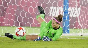 Canadian goalkeeper Stephanie Labbé to retire in the spring