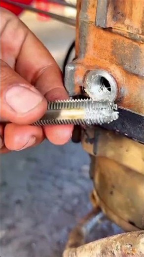 mechanical techniques for tapping threads on engine oil holes #tutorial #reels #otomotif