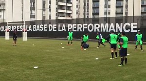 Retour sur le terrain pour les joueurs de l ASM Clermont Auvergne après 10 jours de congés. Pour reprendre : atelier Défense 👊🏻 | ASM-Rugby