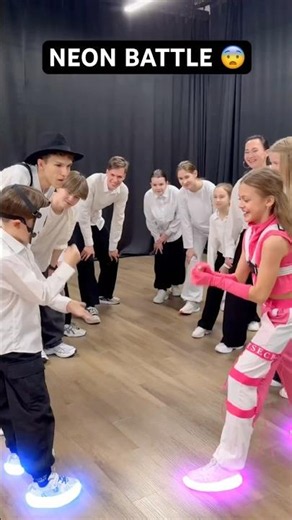 Shuffle Battle 😎🔥 Girls 👧 VS Boys 👦 WHO WINS 🏆🤔 NEON MODE BATTLE 😨
