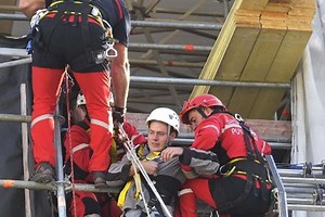 Un ouvrier qui effectuait des travaux de couverture au sommet du bâtiment s’est blessé