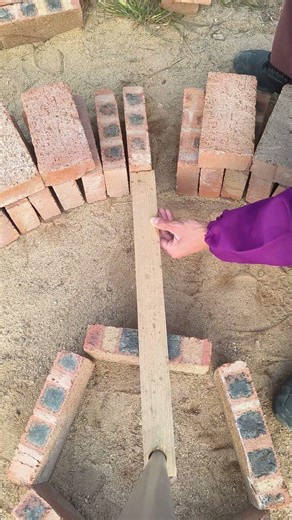 A circular fence is being constructed. #building #wrinkly #tips #working