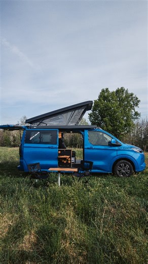 Prenez le temps de la découverte… à bord du Ford Transit Custom PHEV aménagé SUD. Le van tour du jour met en lumière un véhicule qui a tout pour plaire : un Ford Transit Custom hybride rechargeable, puissant, polyvalent et idéal pour voyager en électrique sur les petits trajets… tout en profitant de l’autonomie du thermique pour aller plus loin. 232ch pour un vrai agrément de conduite grâce à la combinaison d'un moteur électrique et thermique avec à l’intérieur, l’aménagement SUD prévu pour 4 pe