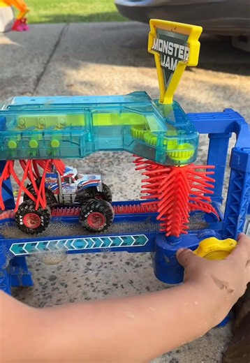 Maybe we should wash my 120000lbs Lucas Stabilizer truck like this 🤷🏼‍♀️ #monsterjam #lucasstabilizer #truckwash @MICHELLE KEMPER