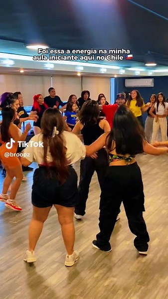 Dançando com a minha turma INICIANTE aqui no #Chile 😍🇨🇱 #funk #passinho #santiago @DENNIS @MC Niack