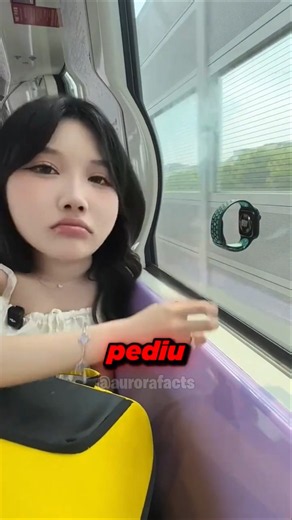 ELA TENTOU TIRAR O RELÓGIO DA JANELA DO TREM DE TODO JEITO! 😱