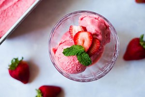 4 Ingredient Strawberry Frozen Yogurt