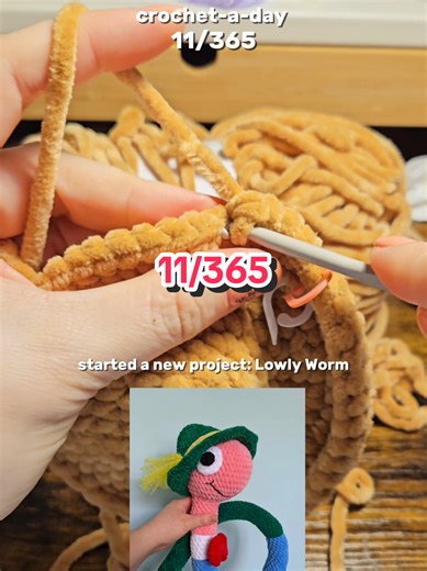 my youngest has been loving lowly worm from her Richard Scarry books. A real life plushie of Lowly is now on my hook🥰