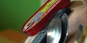 "Magnet Man": Metal objects stick to the Pole's body, the energy is used to heal the sick (Photo/Video)