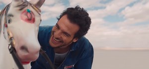 Amir et Indila voyagent dans un desert pour le clip «Carrousel» !