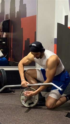 No Machine Row in Your Gym? No Problem! 🧐💭 Here’s a smart jugaad you can try 🔧👇 I attached a lat pulldown wide grip handle to the T-Bar Row setup, and boom — we have a perfect Machine Row alternative 💪 This exercise targets your middle back (rhomboids & traps), rear delts, and also hits the lats. Using a wide grip helps stretch and squeeze the back muscles more effectively, giving you a solid pump and improving posture & back thickness. ✅ Perfect for building a thicker and wider upper back 