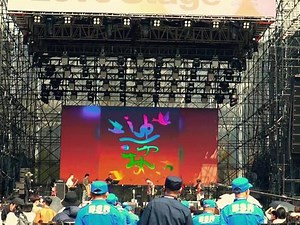 新歌幕后黑手-迪力热Delhotlive at 景德镇草莓音乐节主唱:Ehsan 吉他：不高兴贝斯：二驰 打击乐：Bilal小号：德宝 架子鼓：LUC（刚果）#草莓音乐节 #新歌 #神级现场 #乐队现场