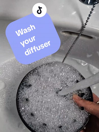 If you can’t remember the last time you washed your diffuser… it’s probably clogged with old product, which makes your blow-dryer hotter, less effective, and can even shorten its lifespan. #curls #fohn #diffuser #krullen