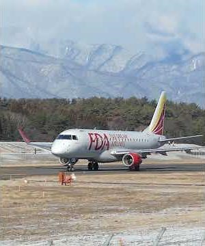 真冬の青空に飛ぶ、FDAホワイト うっすら雪の松本空港で離着陸 2026.1.6 松本空港 JA12FJ#Shorts