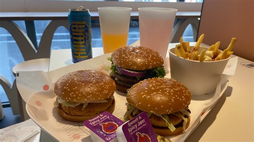 Burger crevettes, frites "poutine"... McDonald's ajoute à sa carte 10 recettes du monde pour l'été