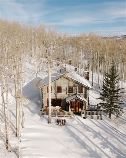 Did you know Beaver Creek has an on-mountain cabin available for overnight stays? Perched at 9,500 feet and tucked in the aspen trees, Trappers Cabin is a private luxury retreat. This elegant four-bedroom log cabin sleeps up to 10 and offers ski-in/ski-out access, a gourmet kitchen, cozy fireplace, outdoor patio with grill, and sweeping views of the Gore Range and McCoy Park. Click the link for booking: https://bit.ly/3YQyg4C | Beaver Creek Mountain